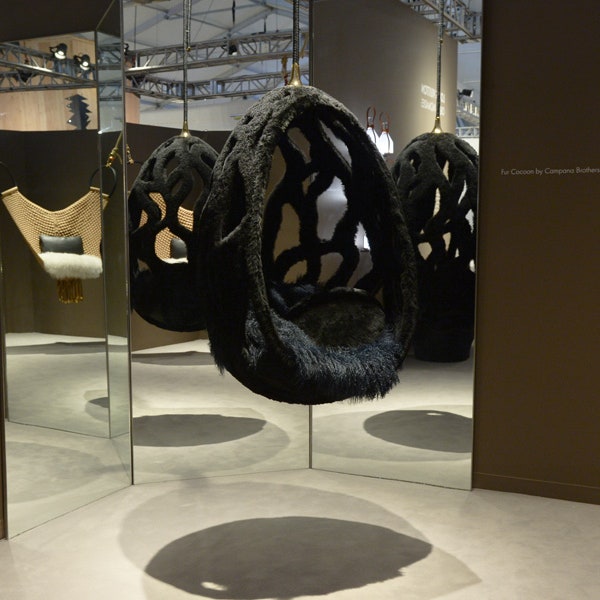 Золотой табурет и меховой кокон Louis Vuitton на выставке Design Miami