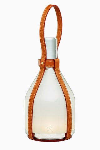 Лампа Bell дизайнеры —Эдвард Барбер и Джей Осгерби.