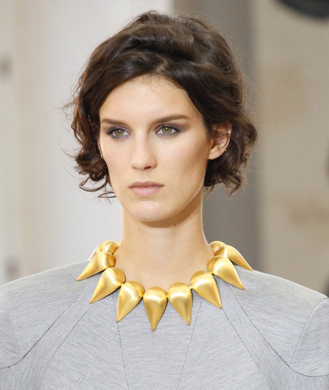 Бижутерия Louis Vuitton плетеные украшения из золотой тесьмы и имитация застывшего золота | Vogue
