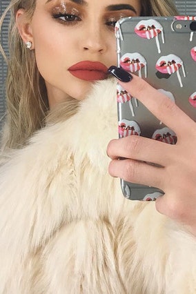 Кайли Дженнер открывает свой первый магазин Kylie Cosmetics | Vogue