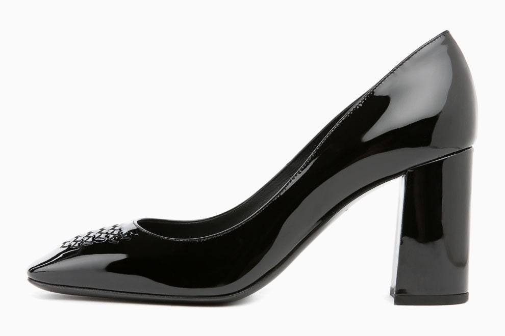 Туфли Bottega Veneta из лакированной кожи на устойчивом каблуке | Vogue
