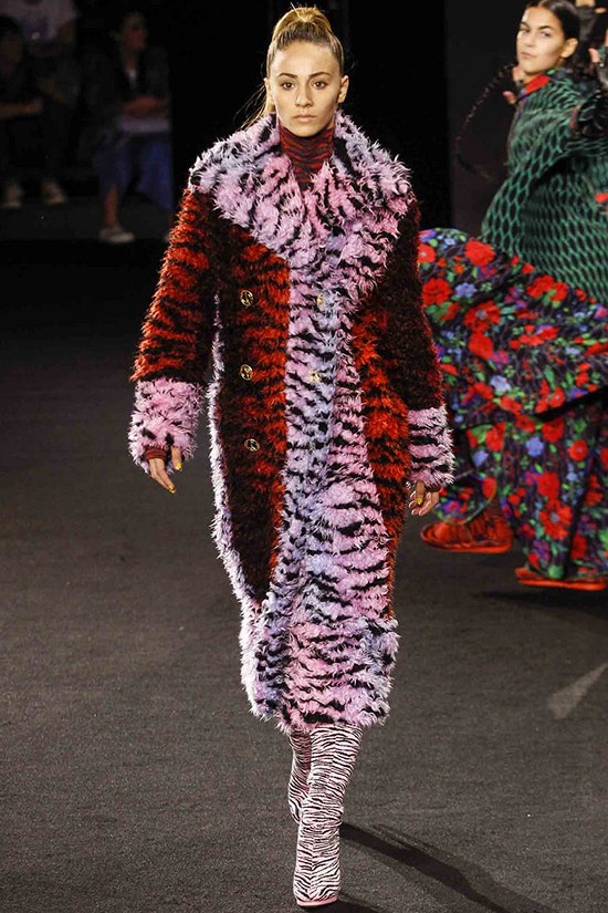 Модные вещи из цветного меха модели Saint Laurent Miu Miu Gucci Dolce  Gabbana | Vogue