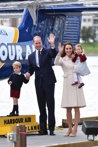 Принц Джордж принц Уильям Кейт Миддлтон в пальто Catherine Walker и туфлях L.K.Bennett и принцесса Шарлотта.
