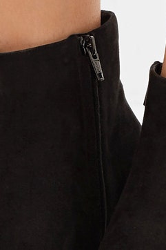 Черные замшевые ботильоны Saint Laurent Babies с логотипом на каблуке | Vogue