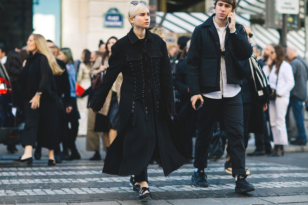 Streetstyle фото на Неделе моды в Париже Дина Абдулазиз в бирюзовом платье и другие | Vogue