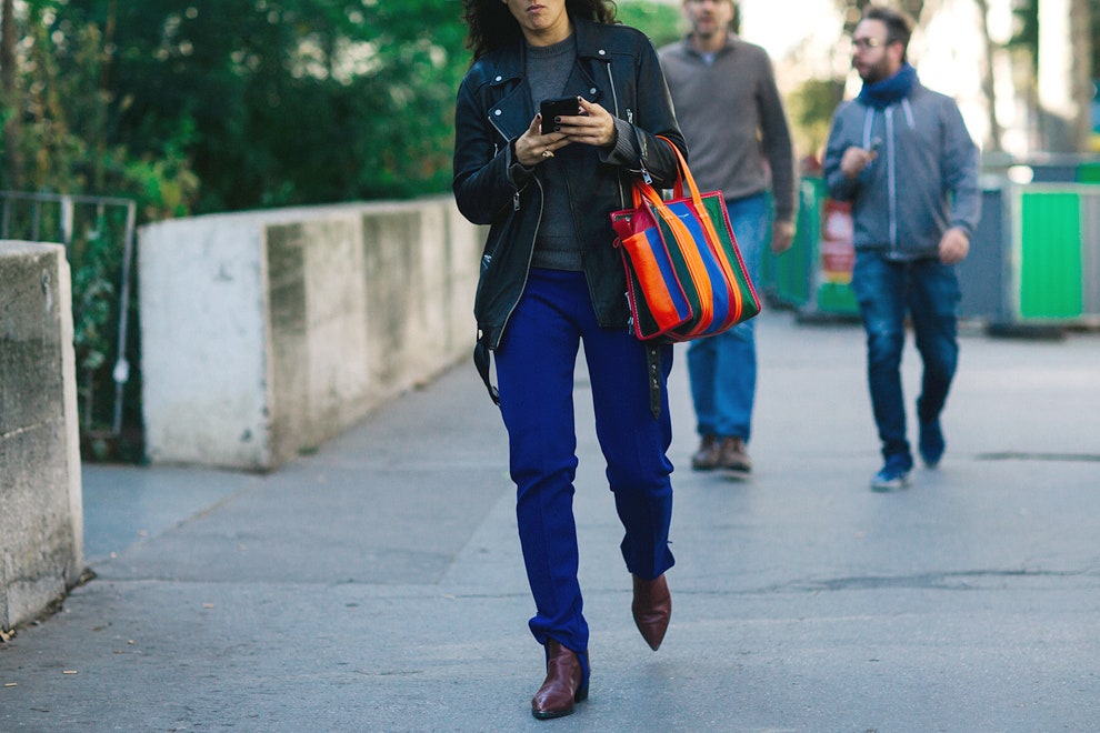 Streetstyle фото на Неделе моды в Париже Дина Абдулазиз в бирюзовом платье и другие | Vogue