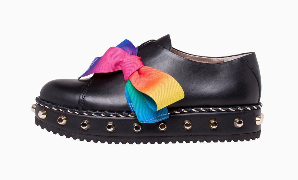 Броги и сандалии AGL с радужной лентой  символом сестринской любви хозяек бренда | Vogue