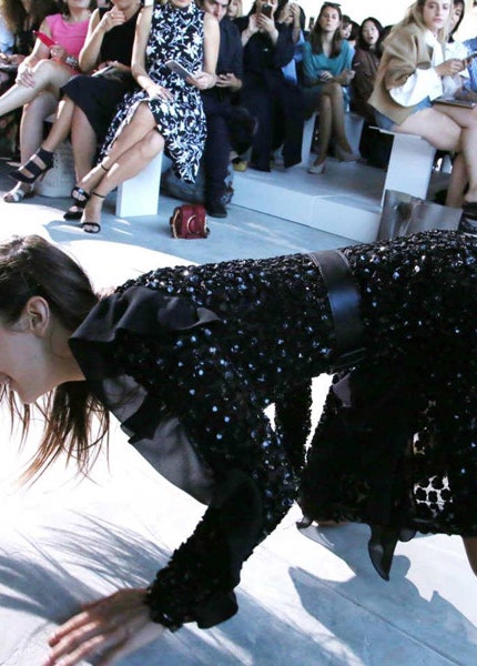 Белла Хадид упала на показе Michael Kors Collection видео с падениями моделей | Vogue