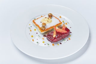 Розовый лосось с лукомпореем красной икрой и соусом беарнез.