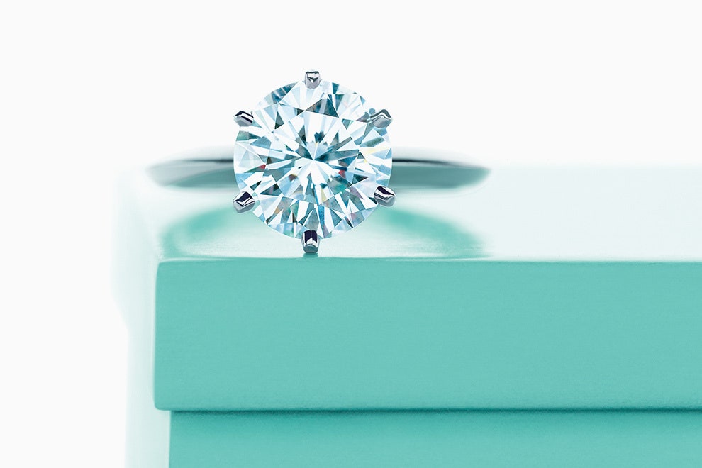 Tiffany  Co. выпустили лимитированную коллекцию к юбилею помолвочного кольца | Vogue