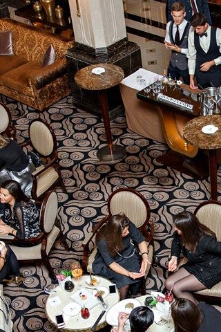 Пятничные вечеринки в отеле St. Regis в лоббилаундже «Орлов» | Vogue