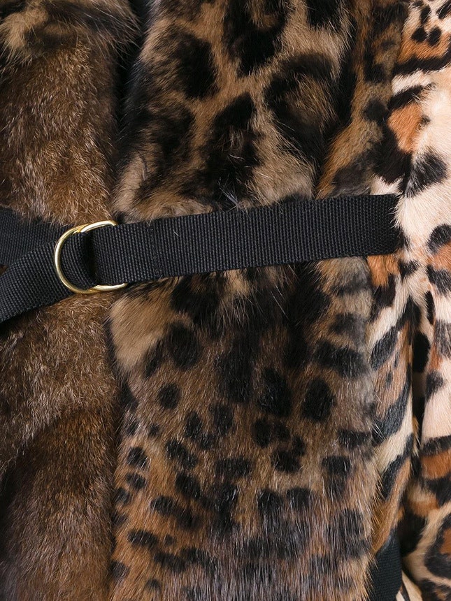 Леопардовая шуба Givenchy из шкуры козы и с воротником из меха соболя опоссума и ондатры | Vogue