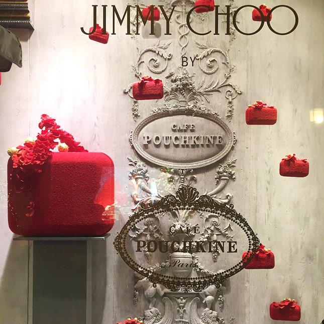 Сладкое алое «Облако» Jimmy Choo в парижском «Кафе Пушкинъ»