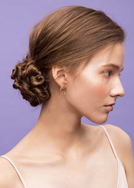Небрежные прически для романтичного образа косы пучки и другие укладки от салона Bridie | Vogue
