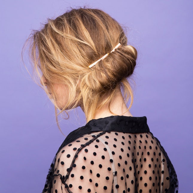 Небрежные прически для романтичного образа косы пучки и другие укладки от салона Bridie | Vogue