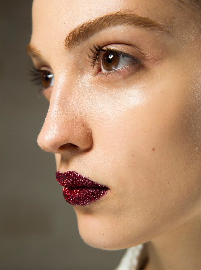 Lust 004 блестки для губ от Пэт Макграт как на показе Atelier Versace | Vogue