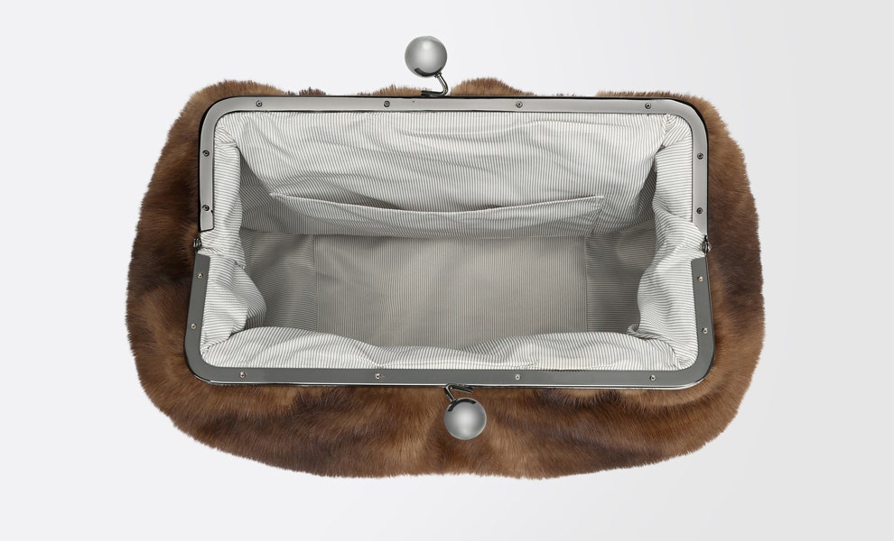 Клатч Weekend Max Mara норковый ридикюль из осенней коллекции | Vogue