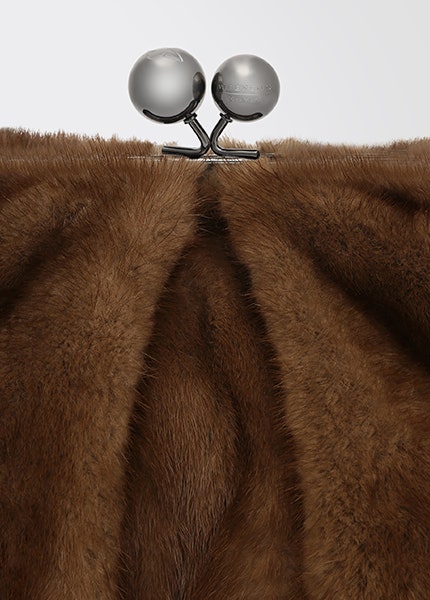 Клатч Weekend Max Mara норковый ридикюль из осенней коллекции | Vogue