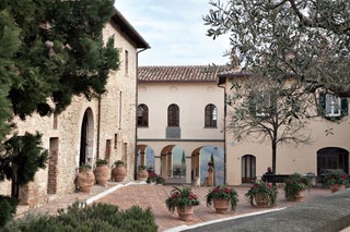 Классический итальянский внутренний двор замка XII века где расположена резиденция Брунелло Кучинелли.