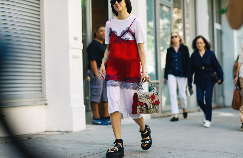 Неделя моды в НьюЙорке стритстайлфото гостей показов | Vogue