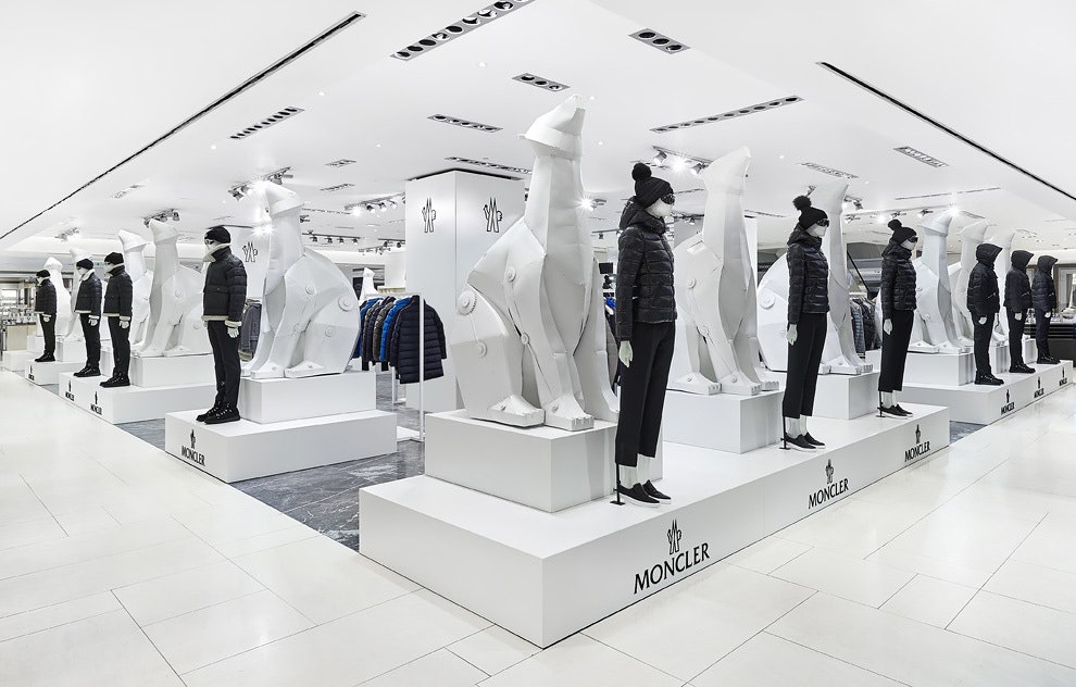 Popupбутик Moncler в ЦУМе 18 белых медведей куртки и парки из новой зимней коллекции | Vogue