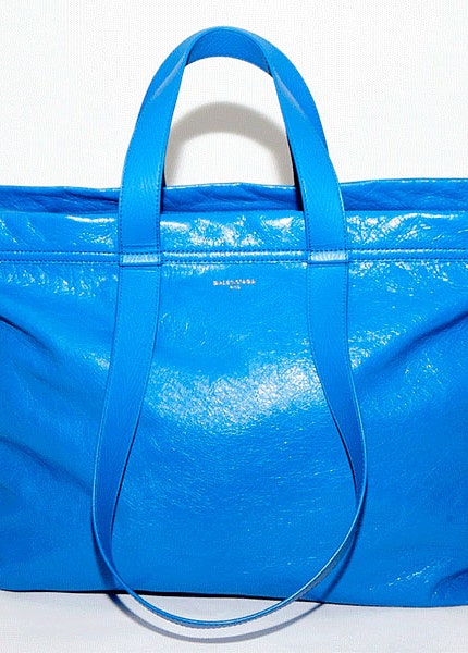 Сумка Balenciaga из мягкой синей кожи похожая на шопер из Ikea | Vogue