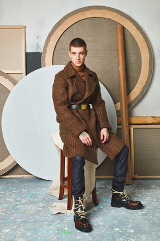 Пуловер Dries Van Noten — 28500 руб. джинсы Balenciaga — 24500 руб. ремень Polo Ralph Lauren — 6995 руб. пальто Dries...