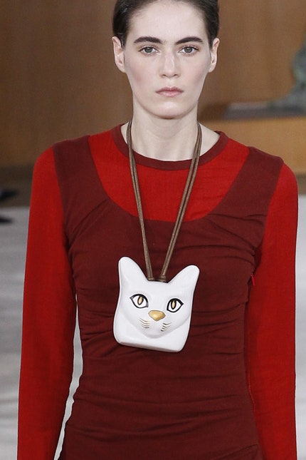 Одежда и аксессуары с кошками вещи с модных показов с кошачьими принтами и аппликациями | Vogue