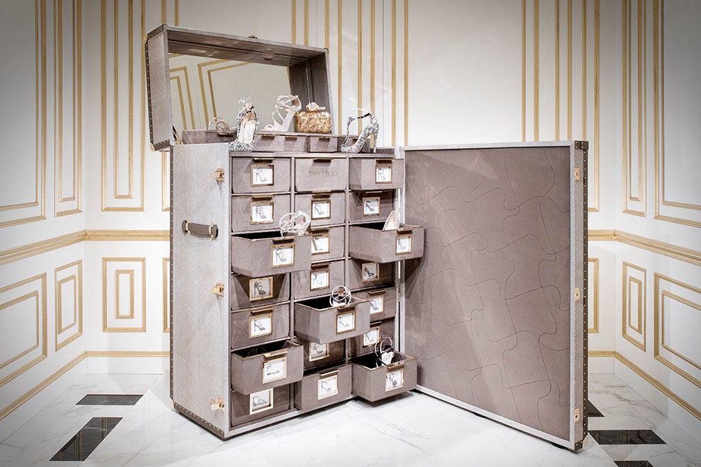Jimmy Choo выпустили коллекцию Memento и большой питоновый чемодан к 20летию марки | Vogue