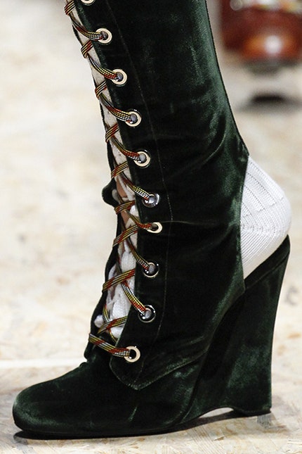 Обувь из бархата модные ботильоны туфли бабуши лоферы и мюли | Vogue