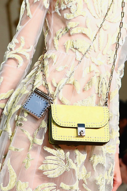 Лучшие сумки на Неделе моды в Париже модели Miu Miu Balenciaga Celine Chanel Chloe | Vogue