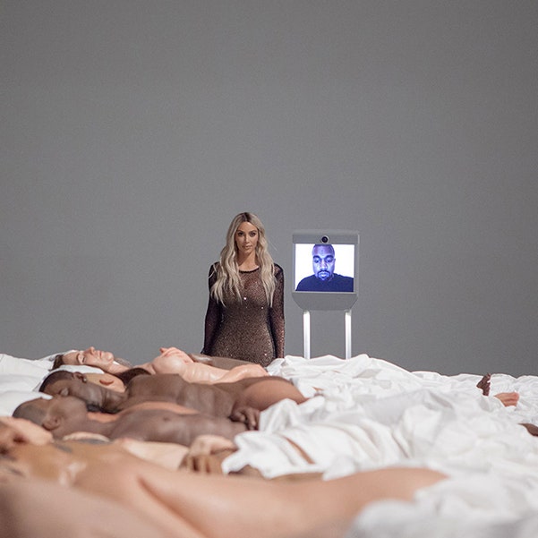 Ким Кардашьян представила скульптуру из клипа Канье Уэста Famous