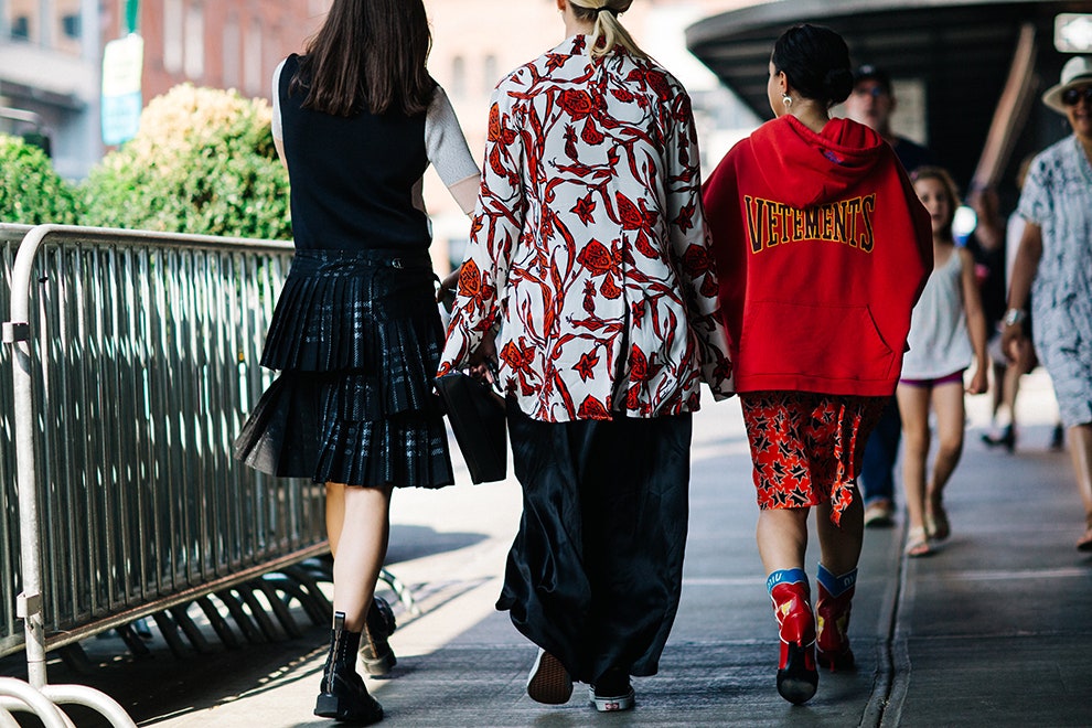 Streetstyle на Неделе моды в НьюЙорке фото гостей показов | Vogue