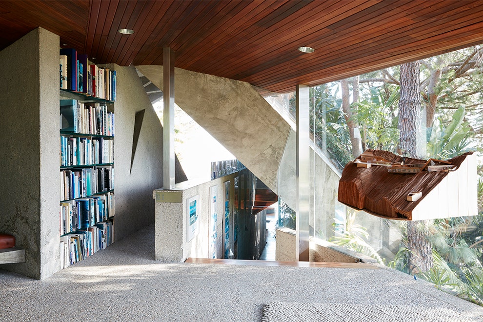 В гостях у Джеймса Гольдштейна знаменитый стеклянный дом на холме в Голливуде | Vogue