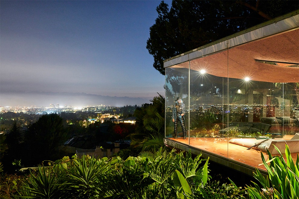 В гостях у Джеймса Гольдштейна знаменитый стеклянный дом на холме в Голливуде | Vogue