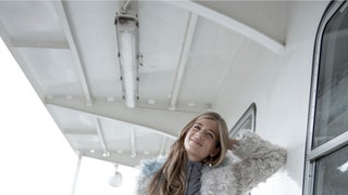 Коллекция Luda Nikishina пальто из экологичного меха | Vogue