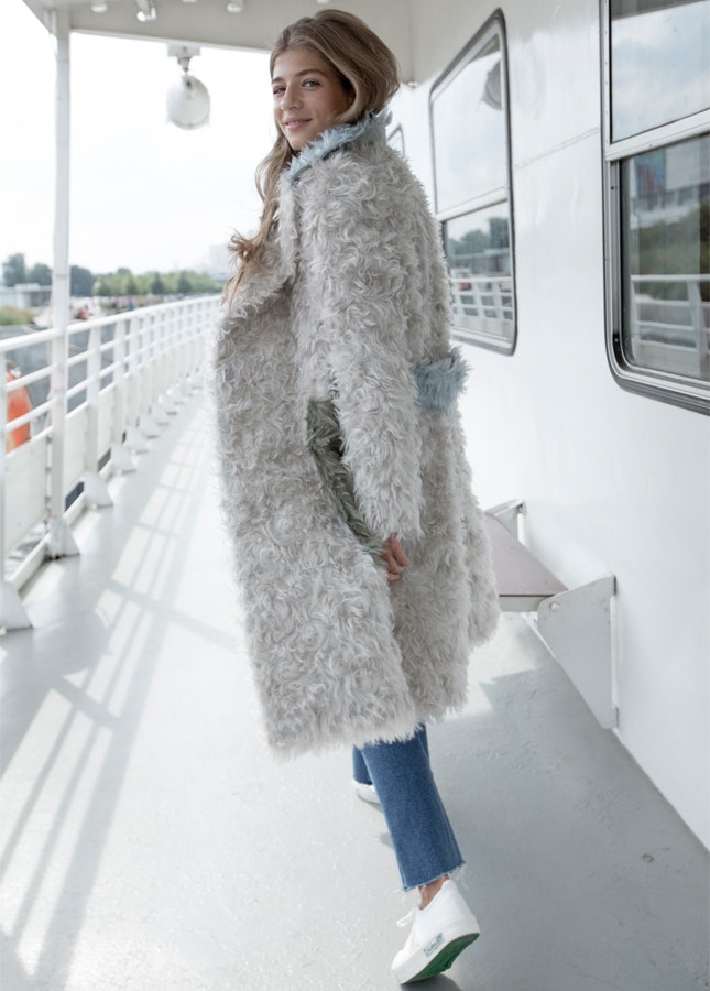 Коллекция Luda Nikishina пальто из экологичного меха | Vogue