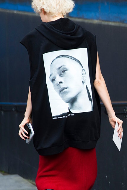 Как носить вещи от Raf Simons наряды дизайнера на фото Рианны Риты Оры и других модниц | Vogue