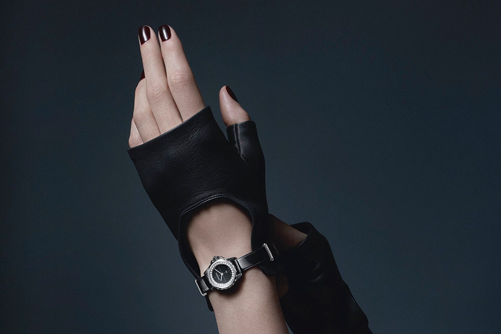 Часы Chanel J12·XS миниатюрный циферблат на кольцах браслетах кожаных перчатках | Vogue