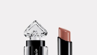 Помады Guerlain La Petite Robe Noire эффект влажных губ и аромат цветов | Vogue
