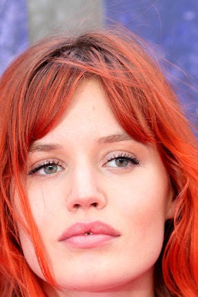 Джорджия Мэй Джаггер покрасилась в рыжий цвет фото на премьере фильма «Отряд самоубийц» | Vogue