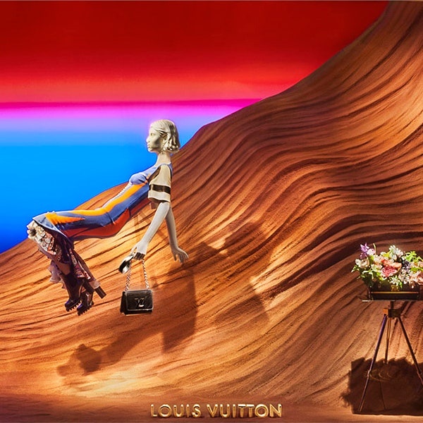 Марсианские ландшафты Louis Vuitton в витринах Printemps