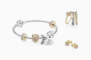 Кольца браслеты и серьги Pandora делают из серебра  и золота.