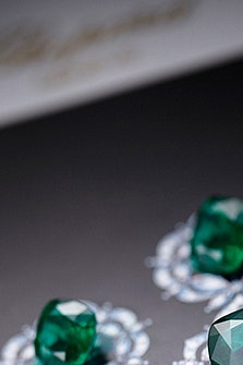Джулианна Мур и Chopard выпустили коллекцию украшений кольцо и серьги с изумрудами | Vogue