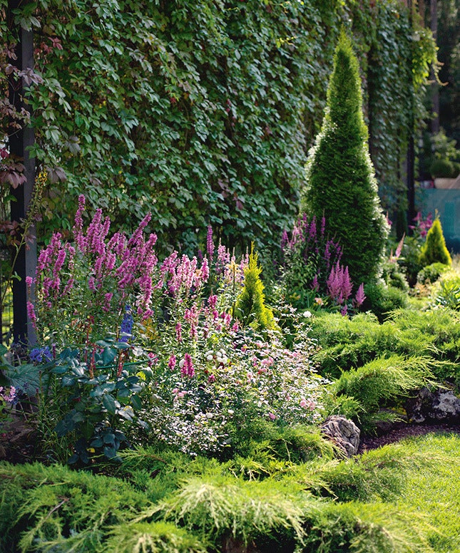 Елена Перминова и ее сад фото на фоне клумб в английском стиле | Vogue
