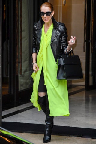В косухе Saint Laurent платье Balenciaga ботфортах Le Silla с сумкой Givenchy.