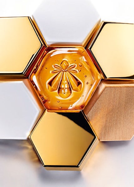 Guerlain выпустили кремы Abeille Royale c маточным молочком и разработали технику массажа | Vogue