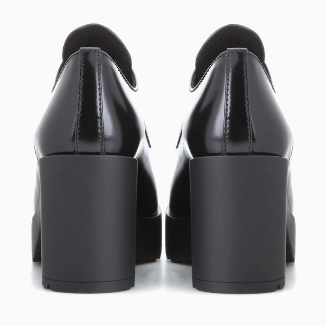 Дерби Prada на массивной резиновой подошве закрытые туфли из осенней коллекции Миуччи Прады | Vogue