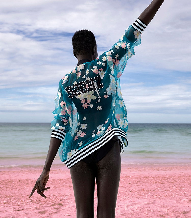 Adidas Originals и Фаррелл Уильямс выпустили коллекцию летней одежды Pink Beach | Vogue