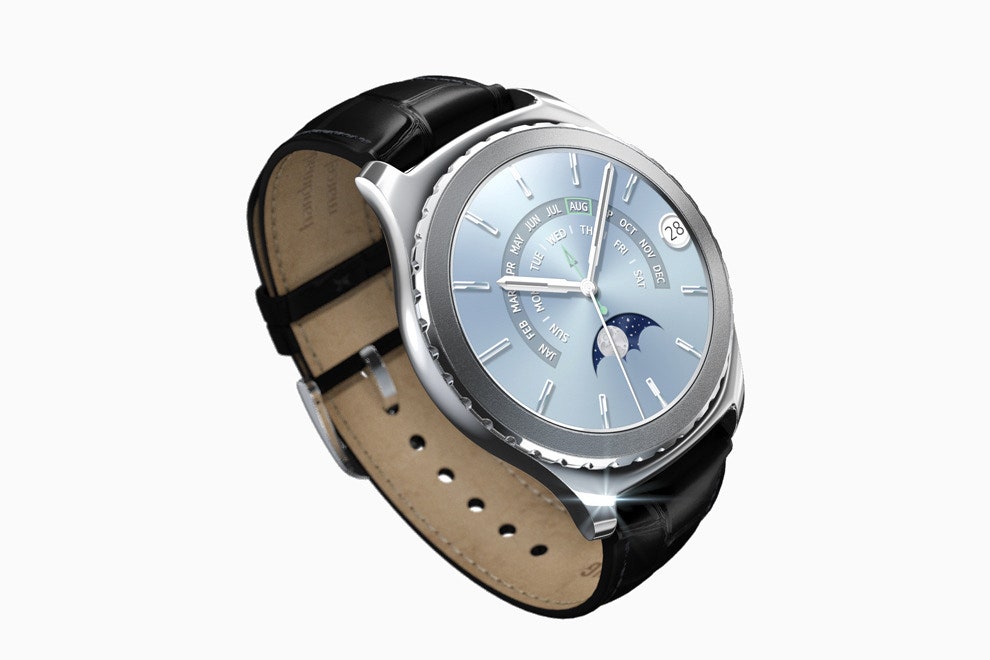 Умные часы Samsung Gear S2 Special Edition с золотым напылением и ремешком из кожи аллигатора | Vogue